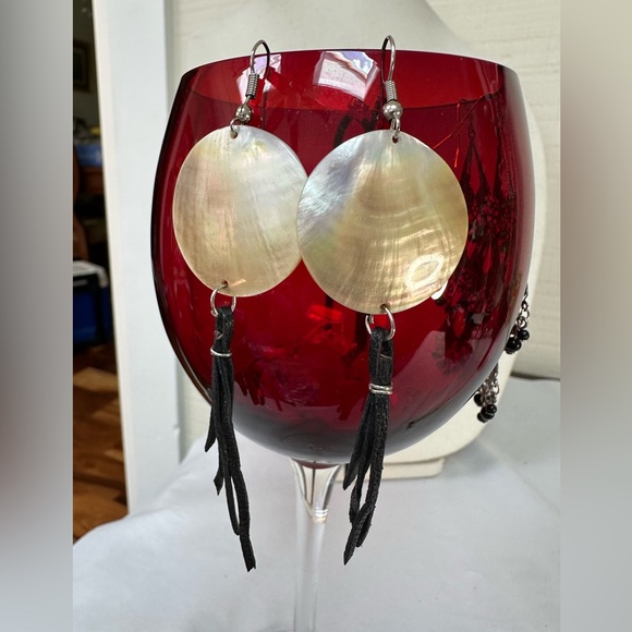 Minimalist mother of pearl shell dangle earrings - Picture 1 of 6